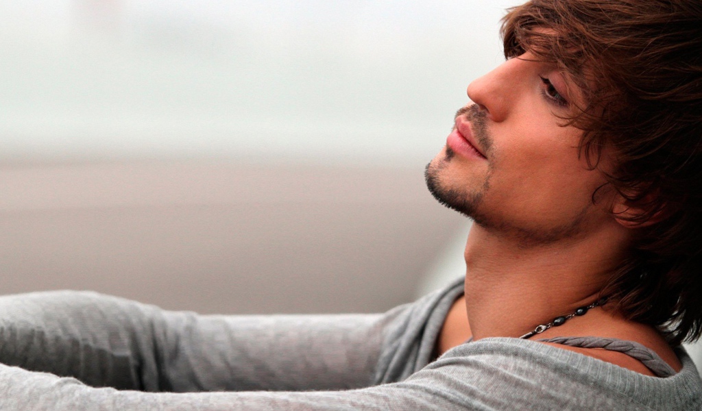 Дима Билан задумчиво смотрит