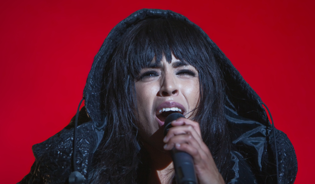 Loreen поет на красном фоне