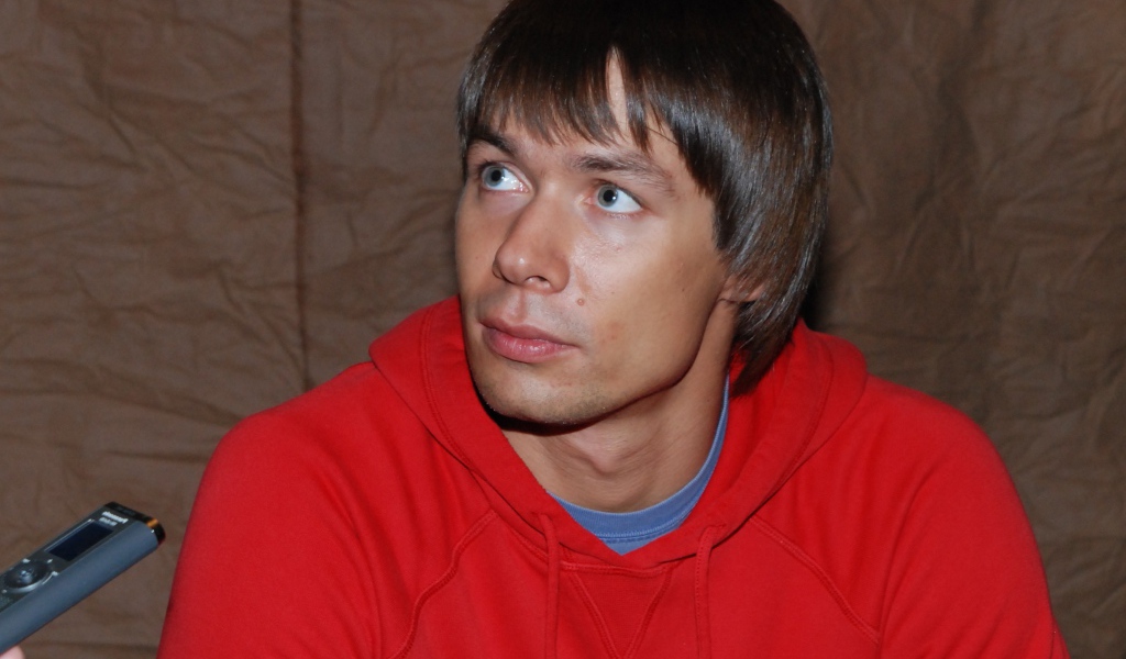 Стас Пьеха в красной олимпийке