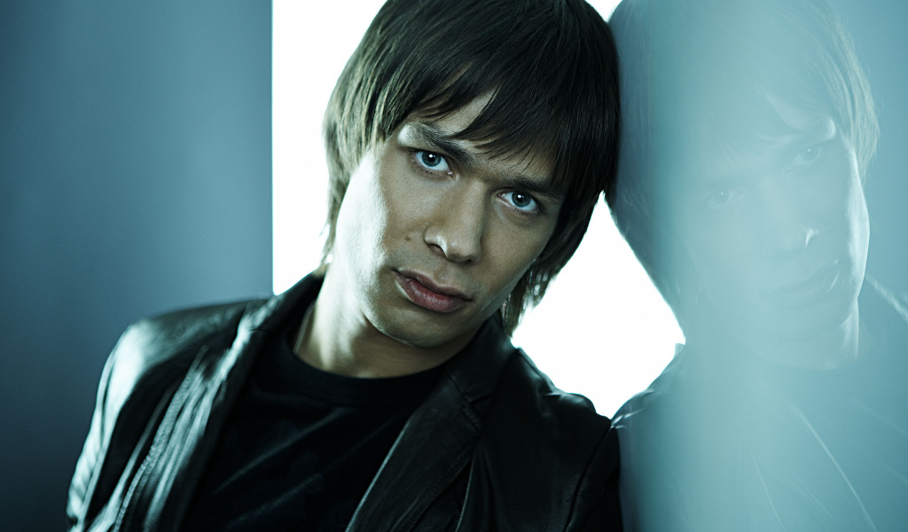 Стас Пьеха прислонился к стенке