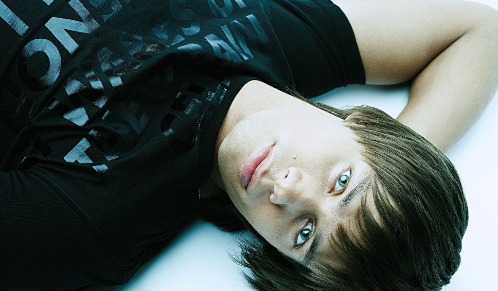 Стас Пьеха в черной футболке