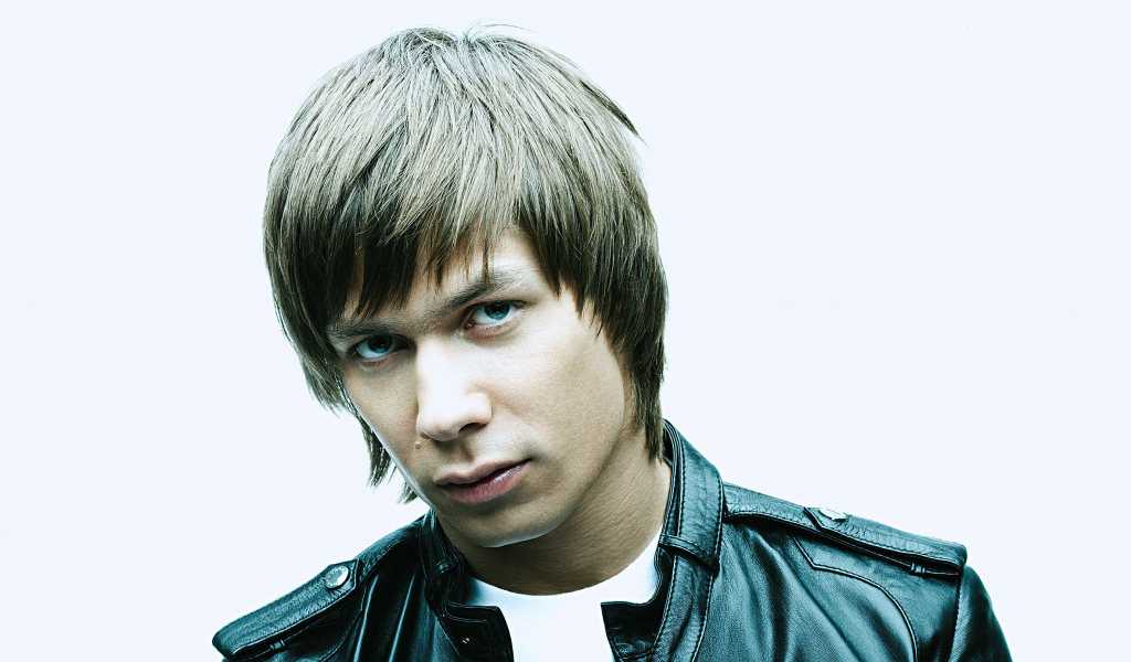 Стас Пьеха в кожаной куртке