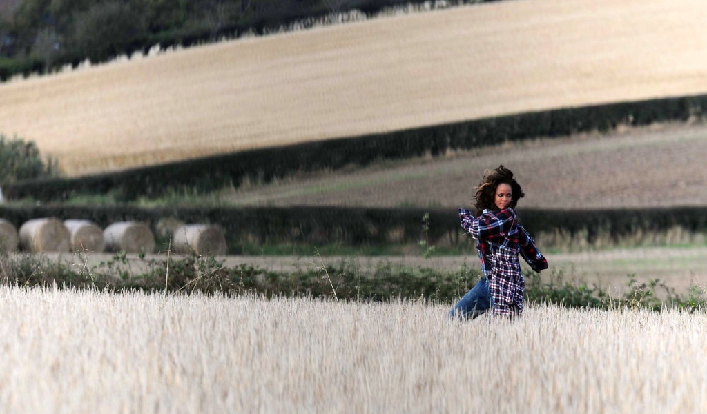 Рианна бежит по полю