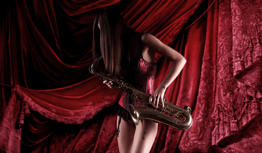 Девушка с саксофоном