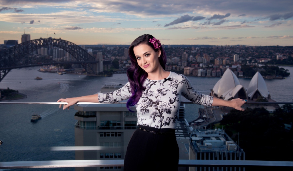 Кэти Пэрри на балконе