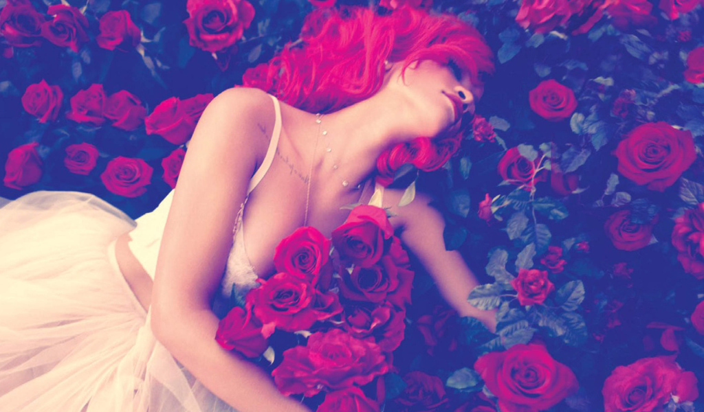 Певица Рианна в розах