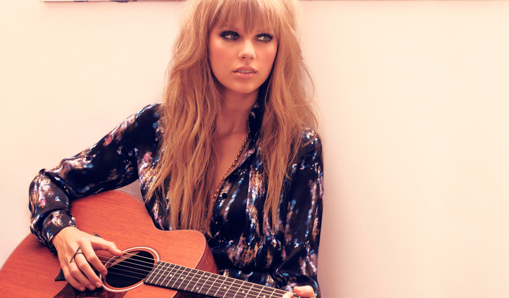 	   Singer Taylor swift with guitar