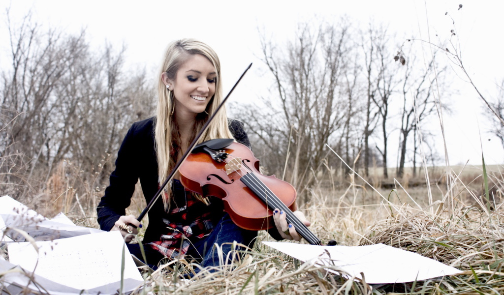 Девушка со скрипкой на природе