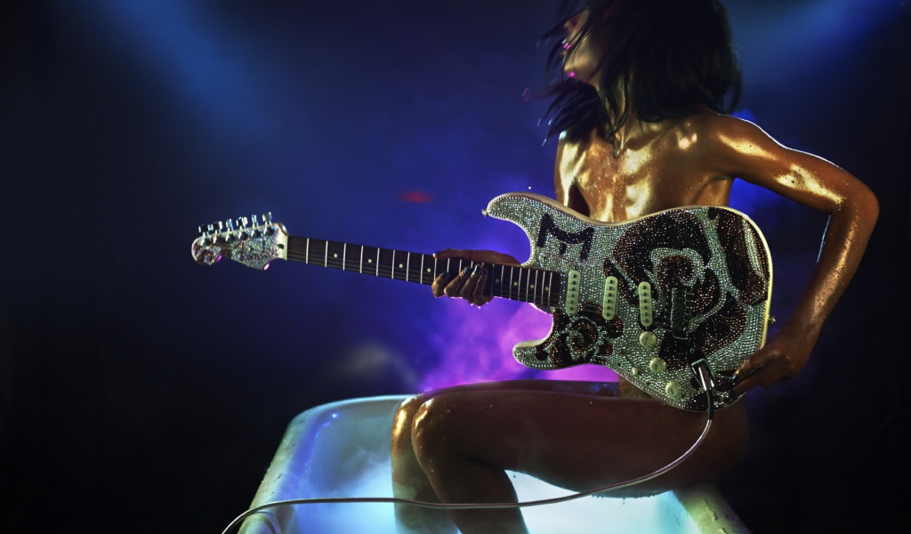 Девушка в ванной с гитарой