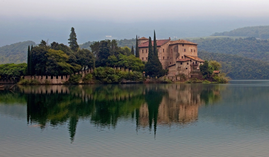 Cтаринный замок на глади озера