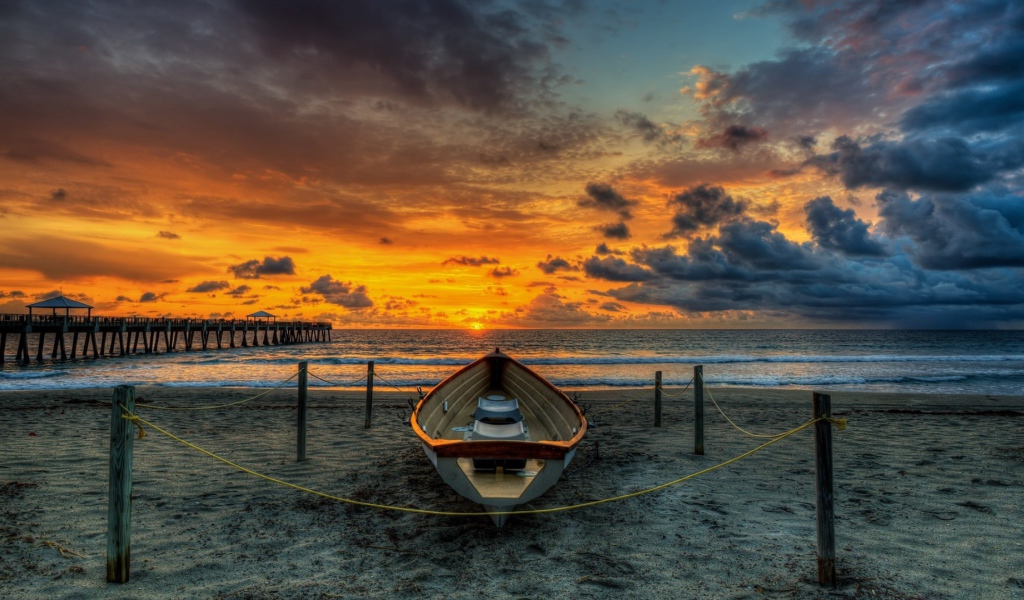 Лодка на пляже в песке