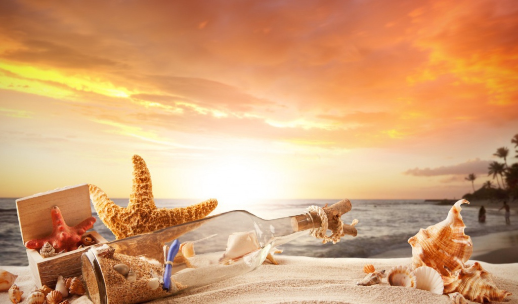 Бутылка с песком на пляже