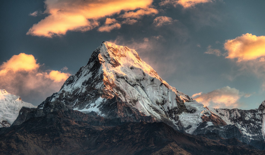 Горящие облака над вершинами гор