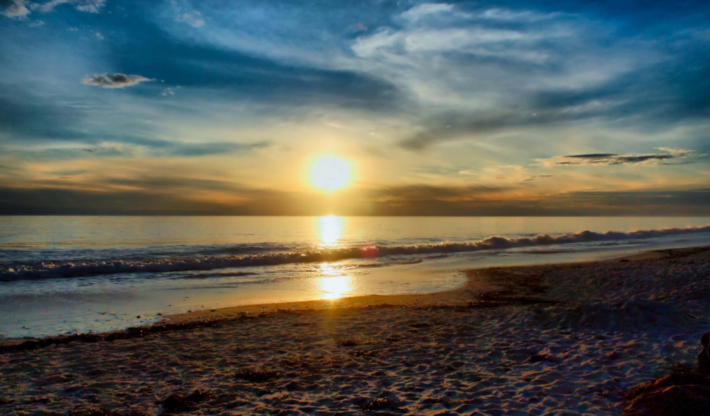 Tихий пляж на рассвете