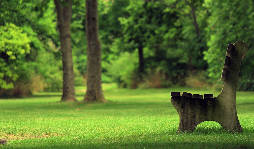 Бетонная скамъя в парке
