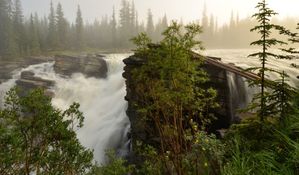 Водопад на камнях