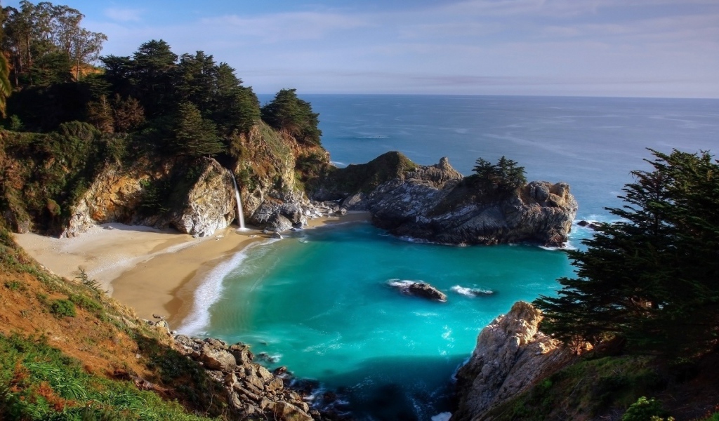 Небольшой пляж с водопадом