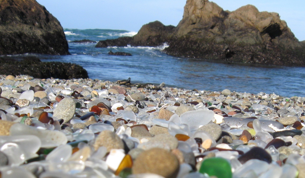 Пляж покрытый стеклом