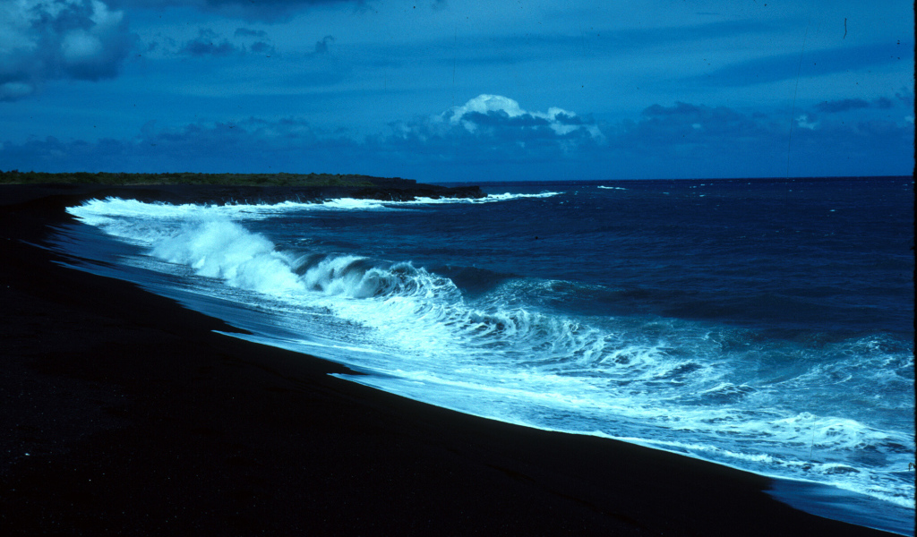 Пляж из черного песка