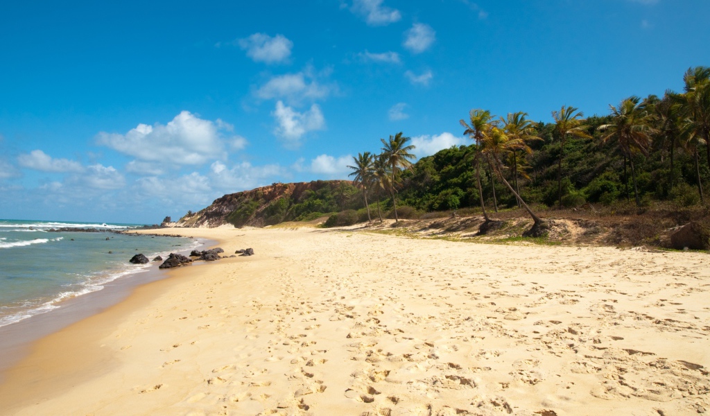 Пляж из золотого песка