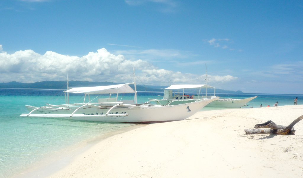 Пляж из белого песка