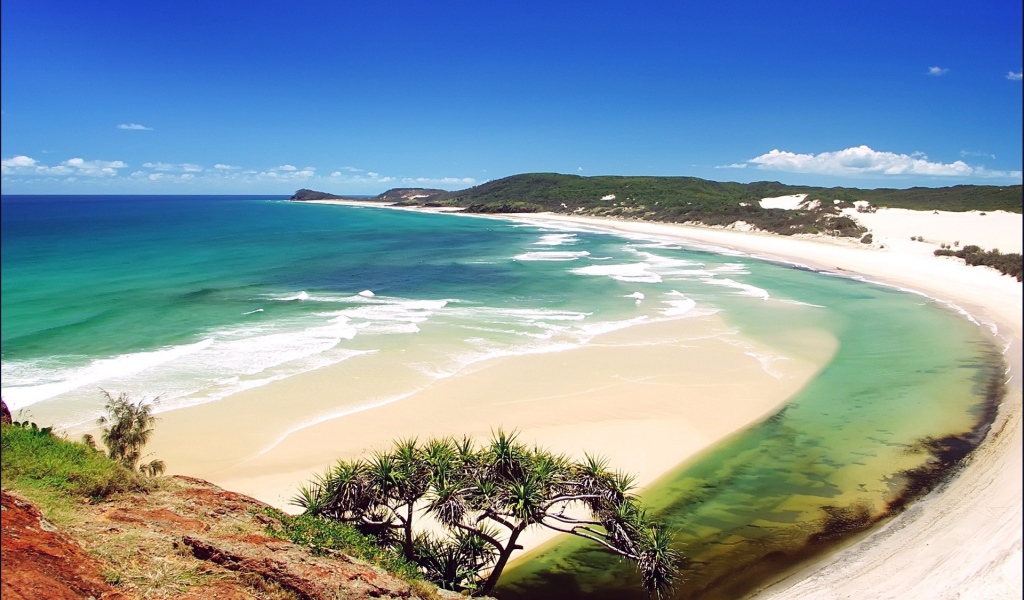 Вид на пляж с горы