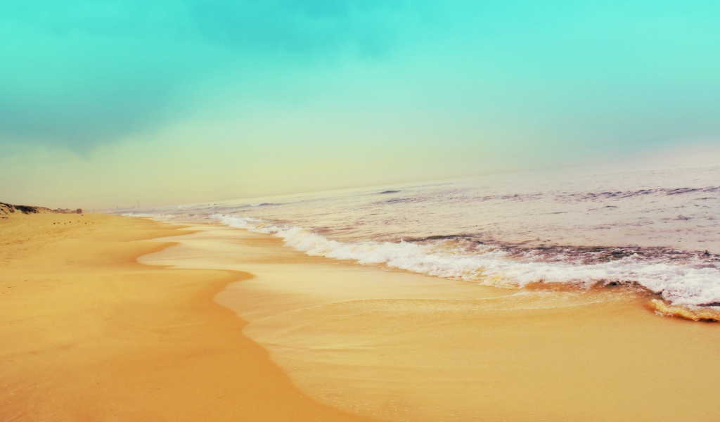 Пляж с желтым песком