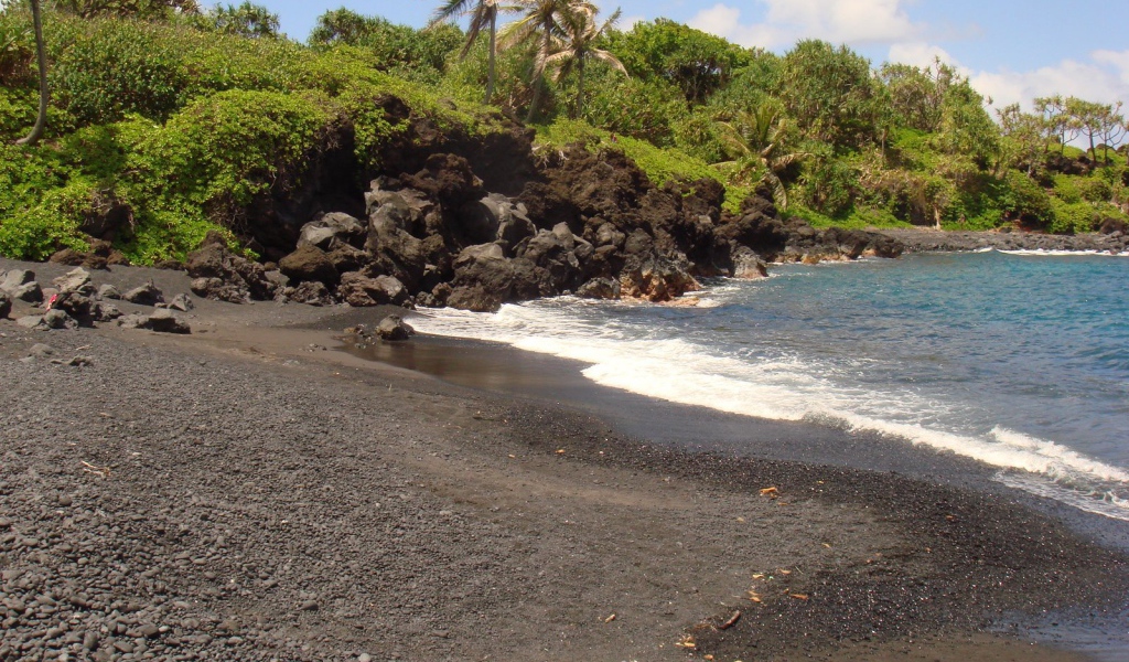 Черный песок на пляже