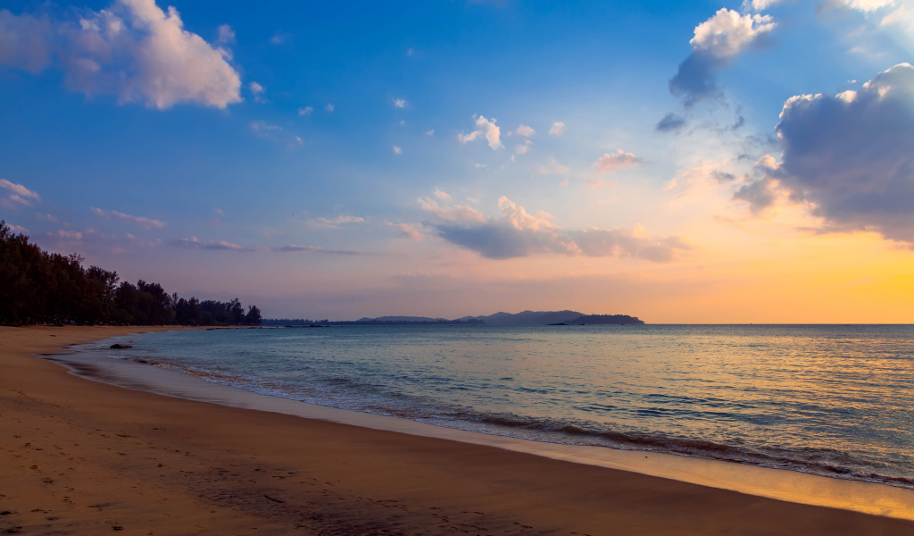 Спокойный закат на пляже