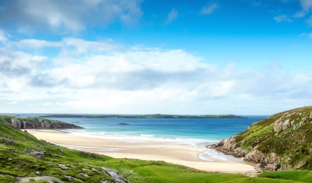 Спуск к уютному пляжу