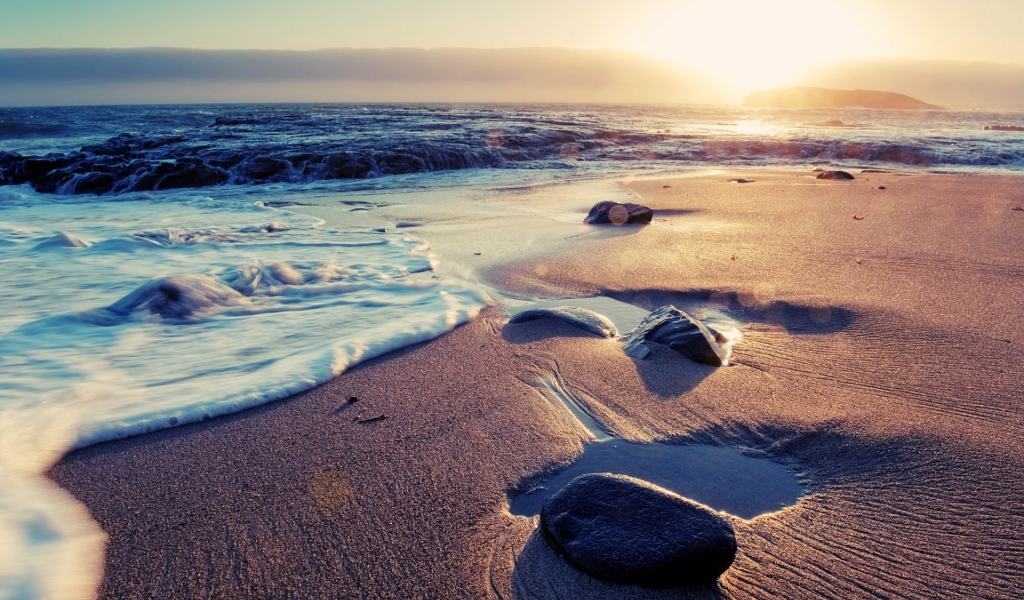 Ласковые волны на пляже