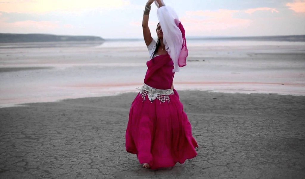 Танец девушки на пляже