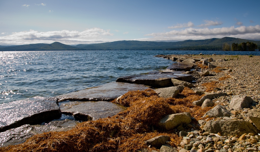 Золотой пляж на озере Тургояк