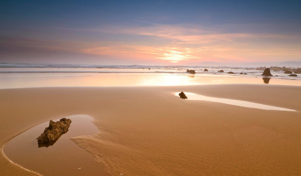 Золотой песок на пляже