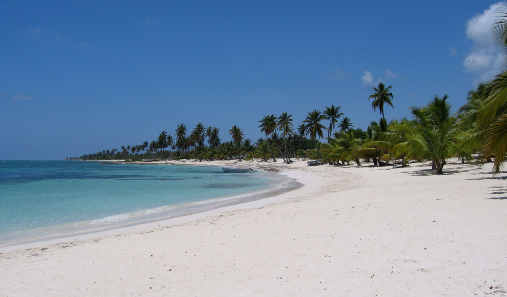 Красивый вид на белый пляж