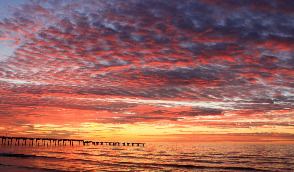 Розовые облака над пляжем
