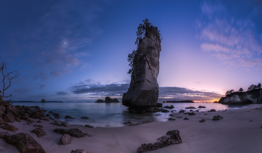 Скала у пляжа