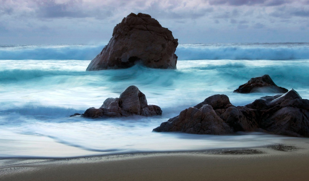 Камни на песчаном пляже