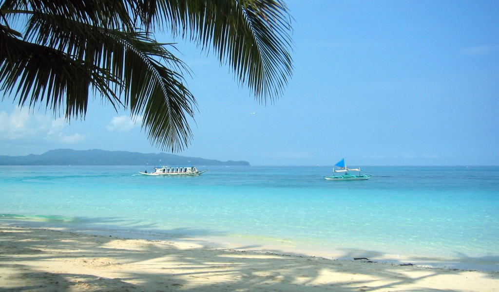 Пляж с белым песком