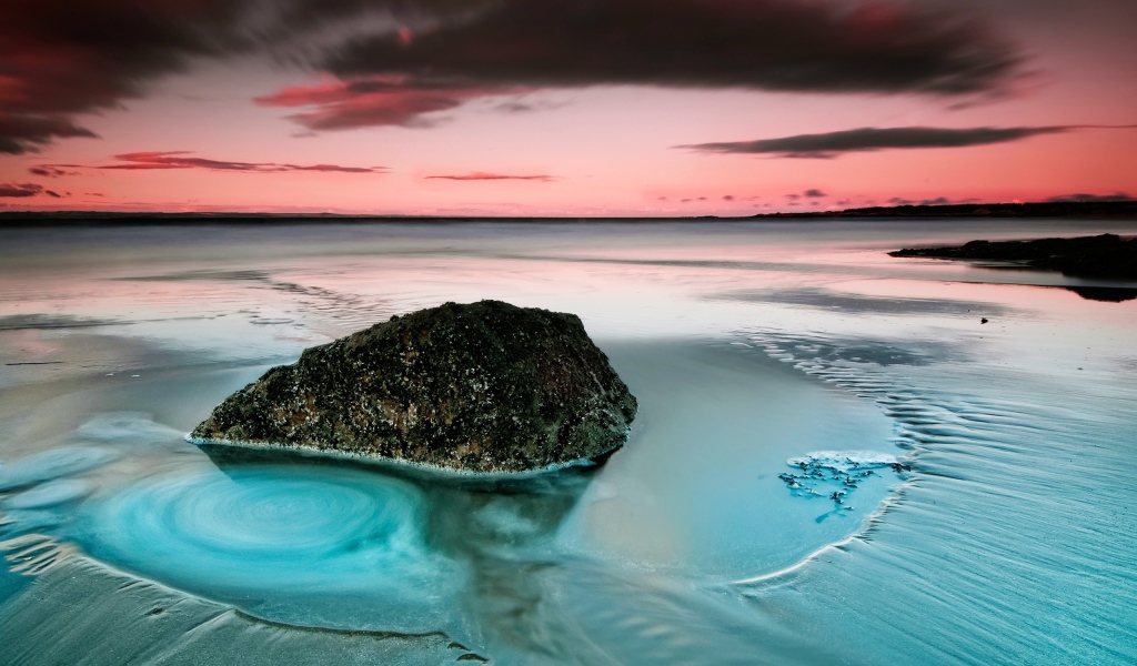 Камень на пляже