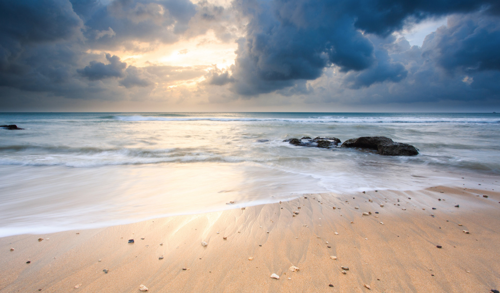 Черные облака над пляжем
