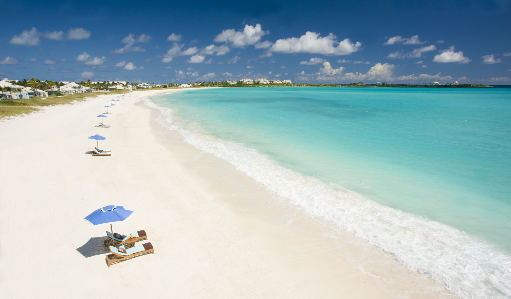 Шезлонги на пляже