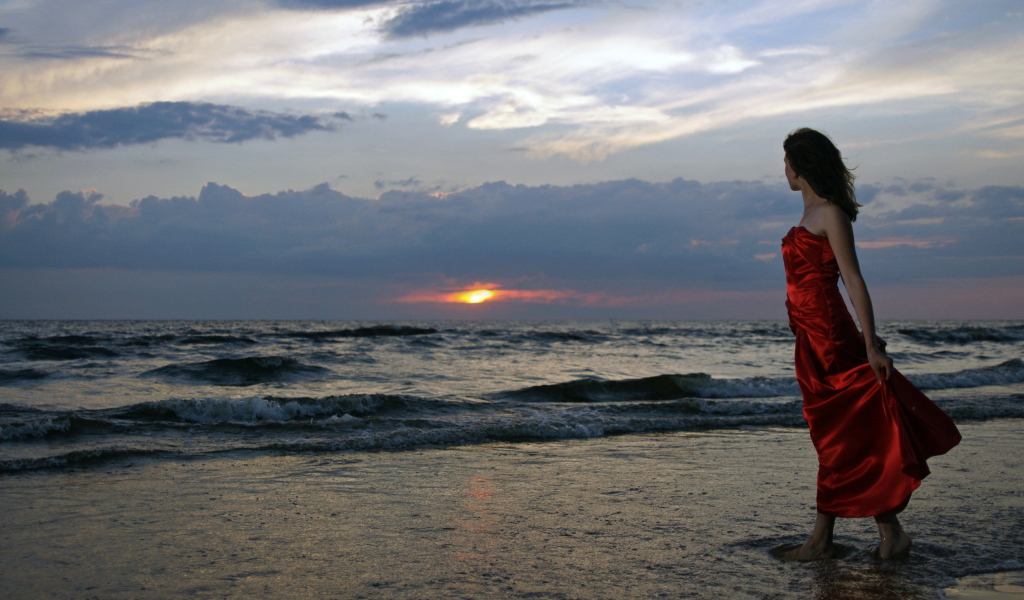 Девушка в платье на пляже