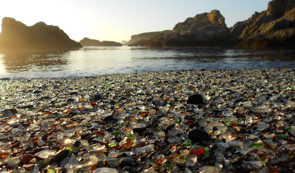 Стеклянный пляж