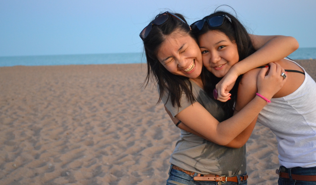 Обычные девушки на пляже