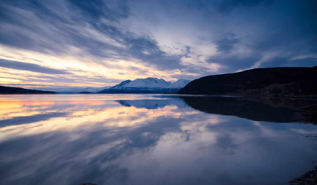 Облака отражаются в горном озере