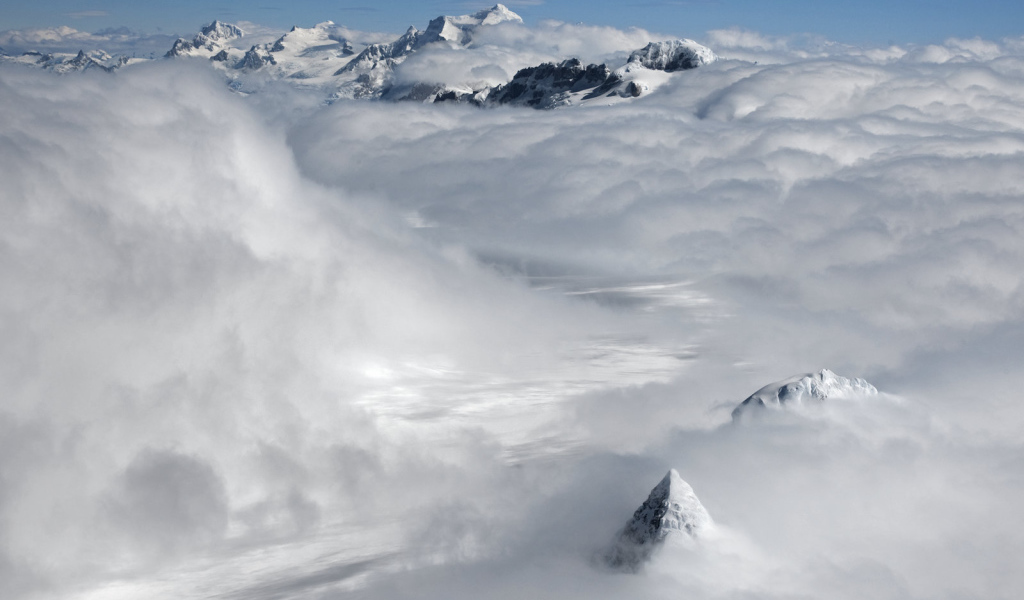 Вершины гор в облаках