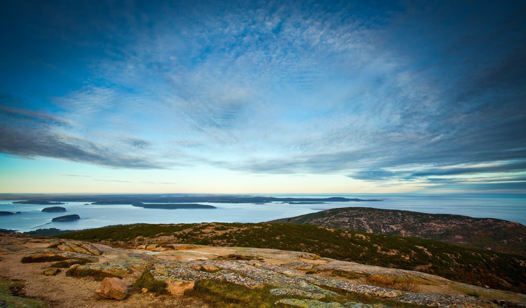 Светлый круг в облаках