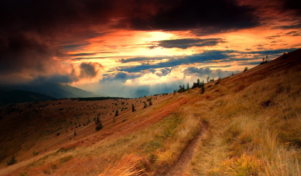 Тропинка вдоль горы