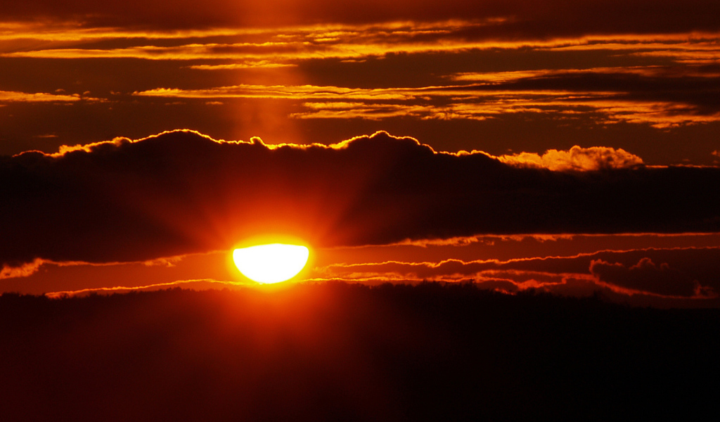 Солнце за черными тучами